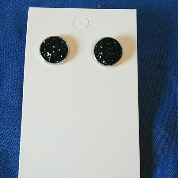 Handmade Sliver black stud earrings - Picture 3 of 3